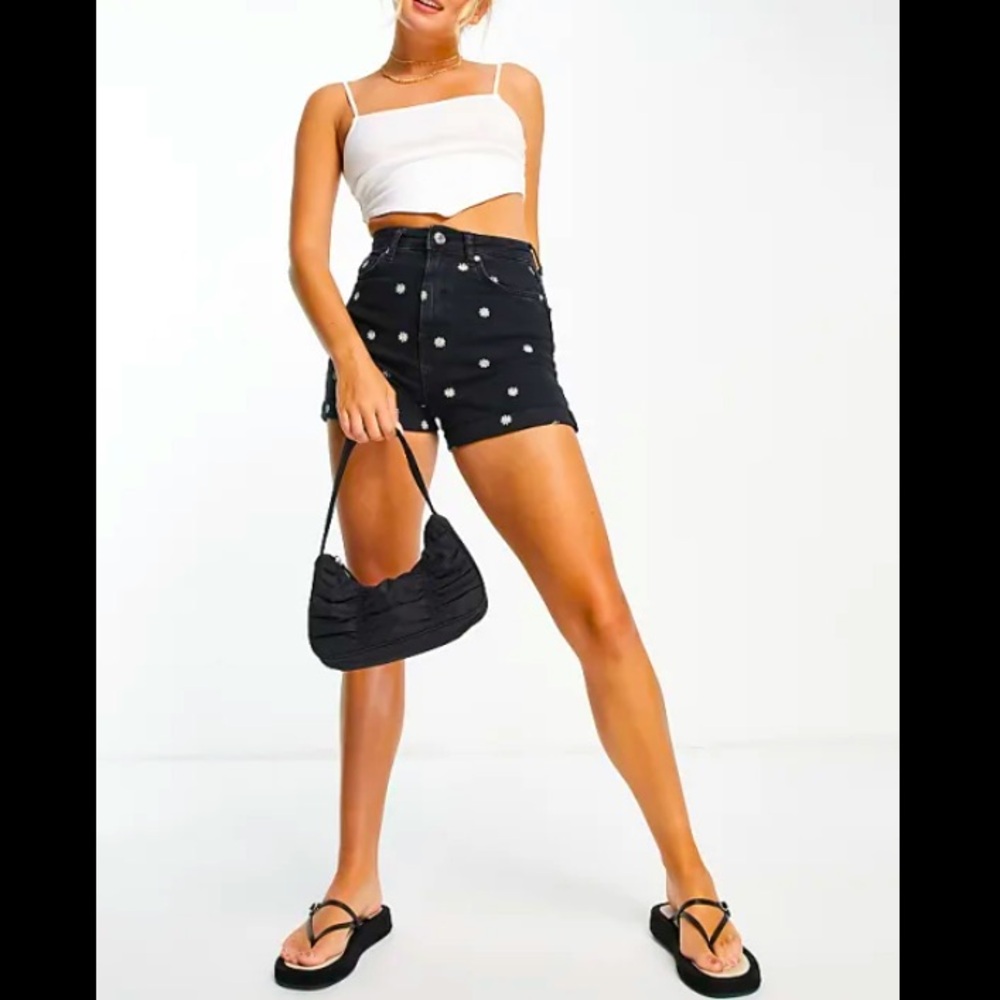 Stradivarius Daisy Embroidered Mom Shorts in Black (8)